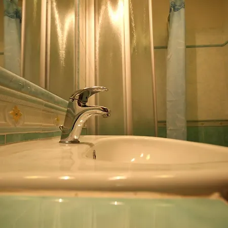 ホテル Locarno カットーリカ