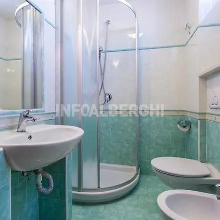 ホテル Locarno 3*